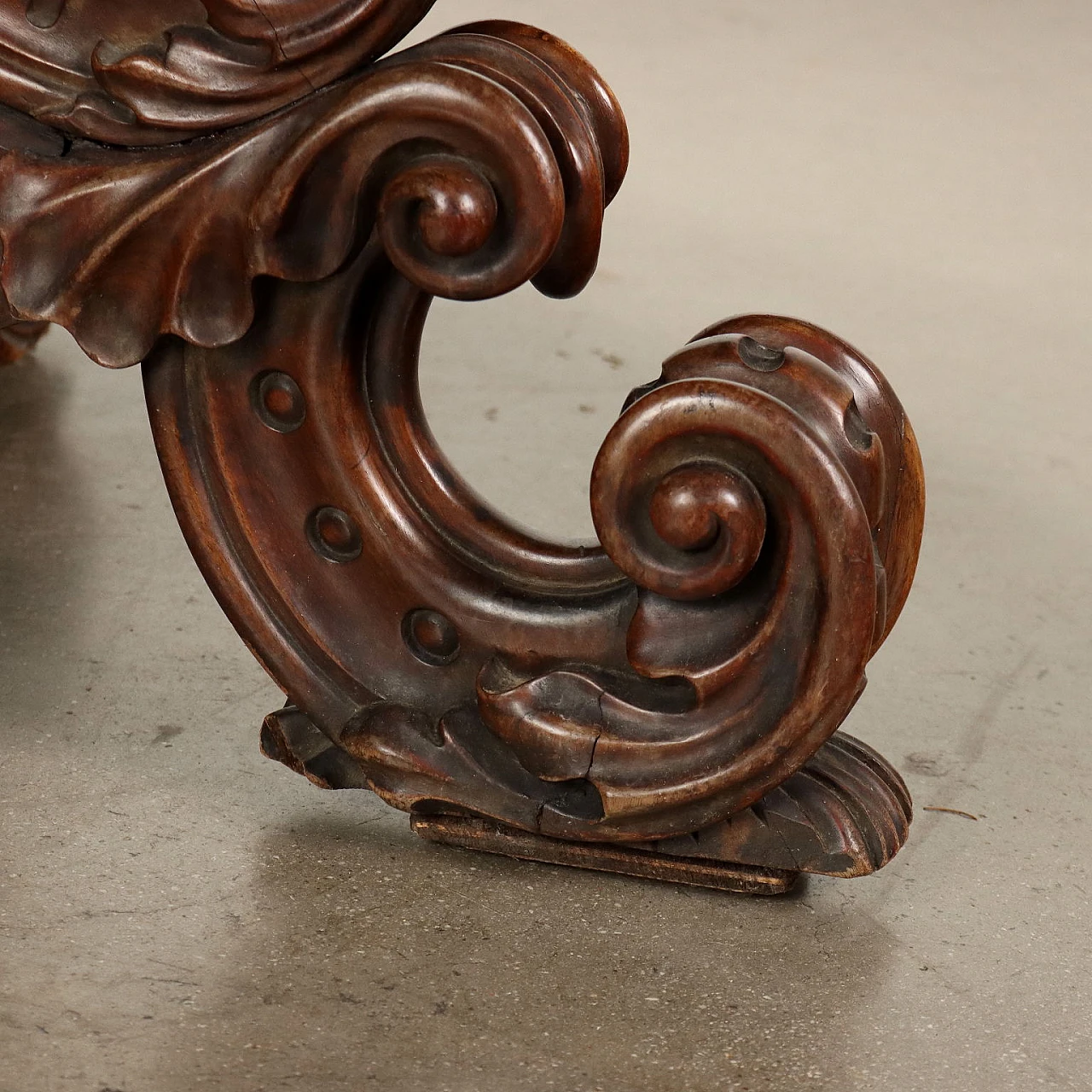 Tavolo rotondo in mogano con piano in marmo Portoro 8