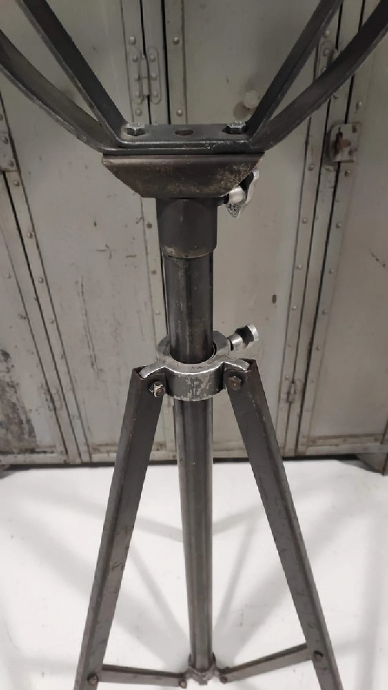 Faro industriale da terra in ferro e vetro, anni '50 6