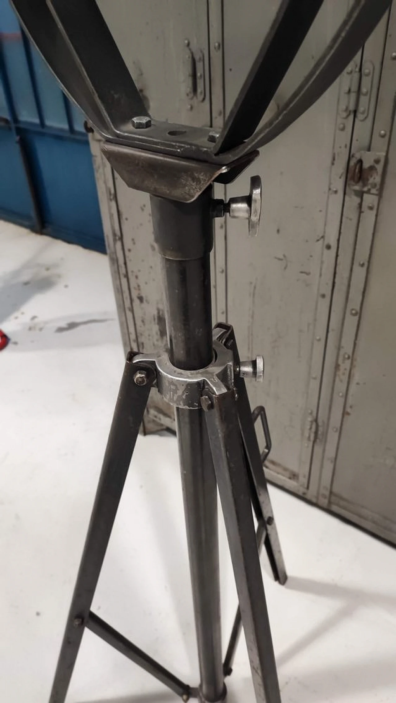 Faro industriale da terra in ferro e vetro, anni '50 7