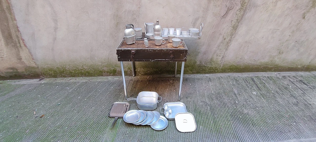 Baule da campo militare con utensili da cucina in alluminio, anni '40 3