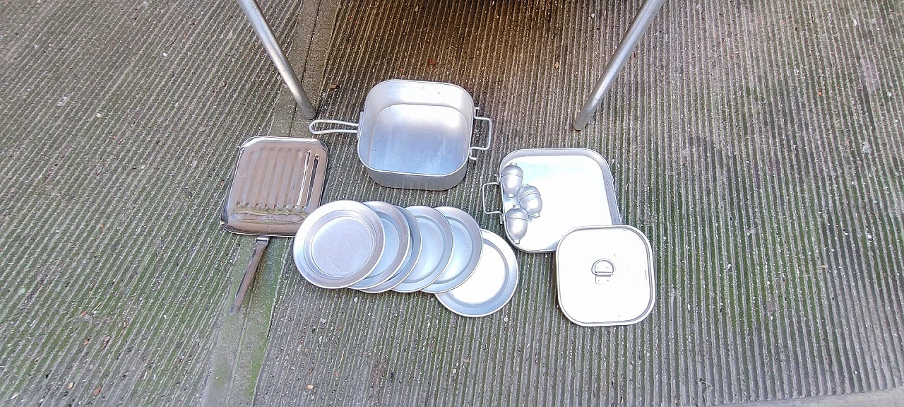 Baule da campo militare con utensili da cucina in alluminio, anni '40 5