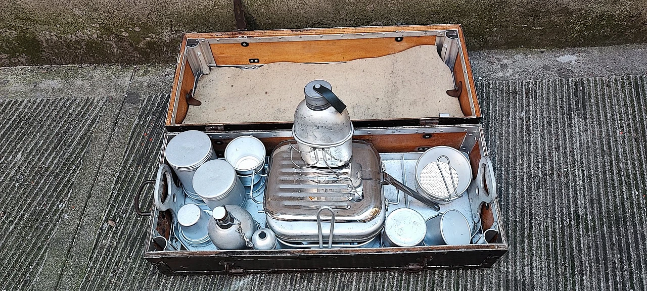 Baule da campo militare con utensili da cucina in alluminio, anni '40 6
