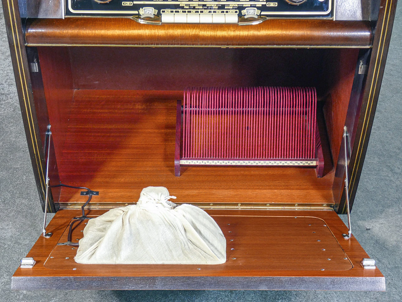 Goldtruhe Windsor 56 PE 7237 turntable by Schaub-Lorenz, 1950s 10