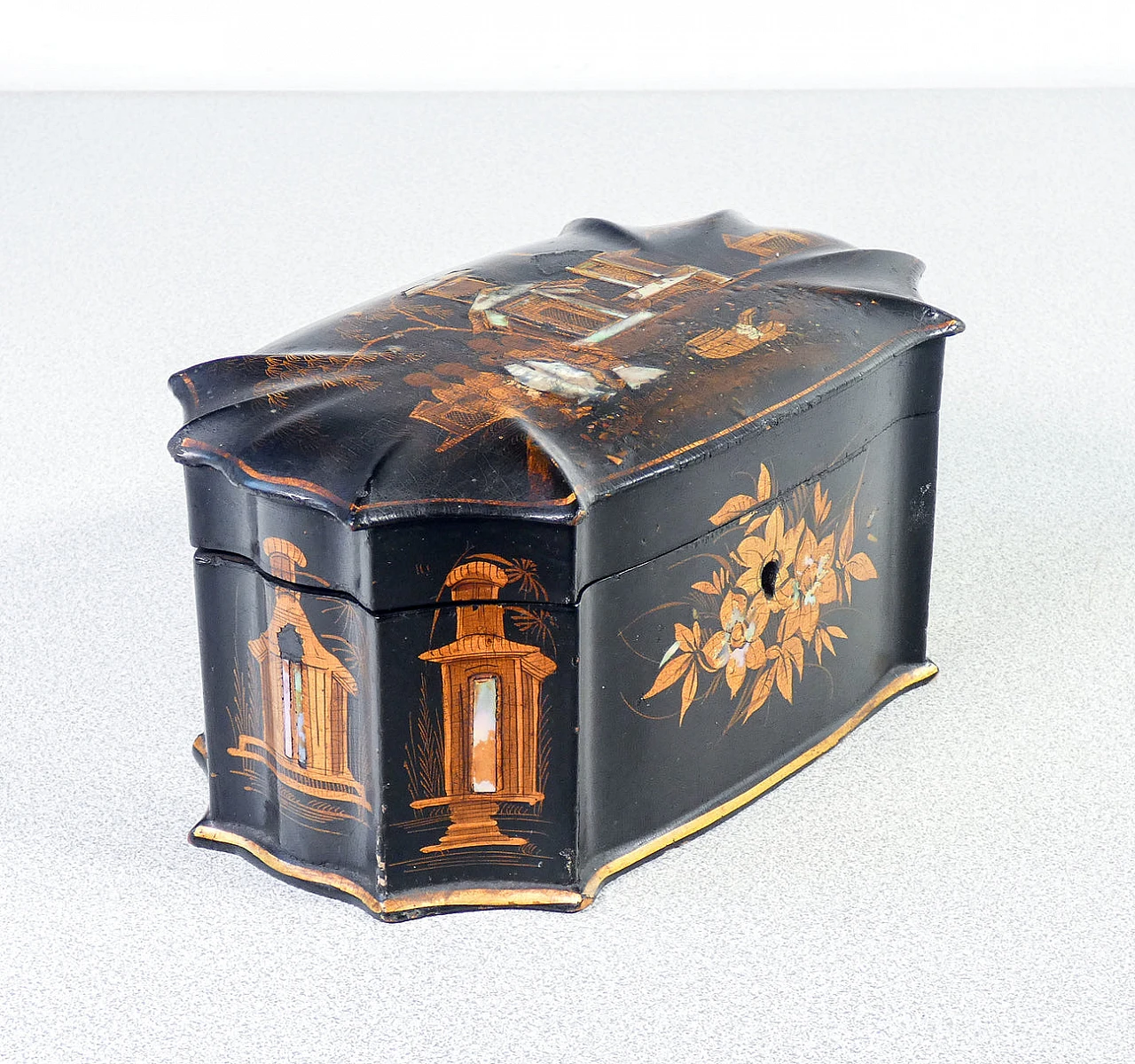 Tea box covered in painted and inlaid leather, late 19th century 4