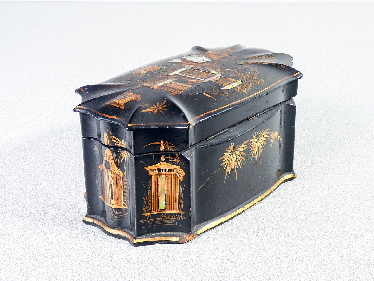 Tea box covered in painted and inlaid leather, late 19th century 7