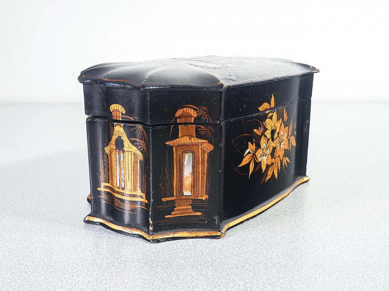 Tea box covered in painted and inlaid leather, late 19th century 11
