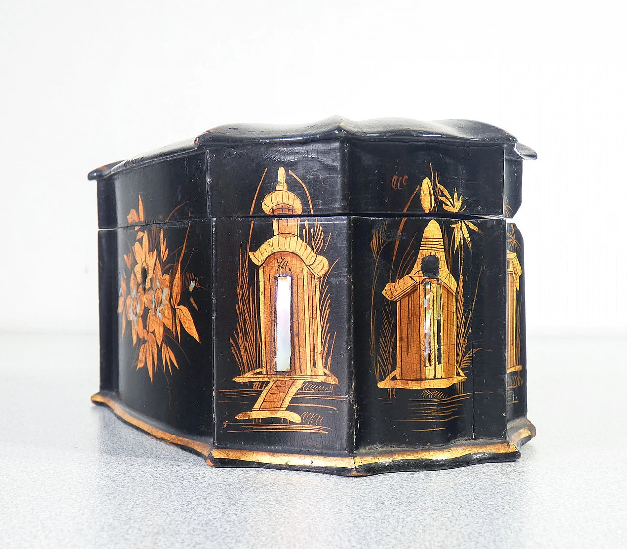 Tea box covered in painted and inlaid leather, late 19th century 12