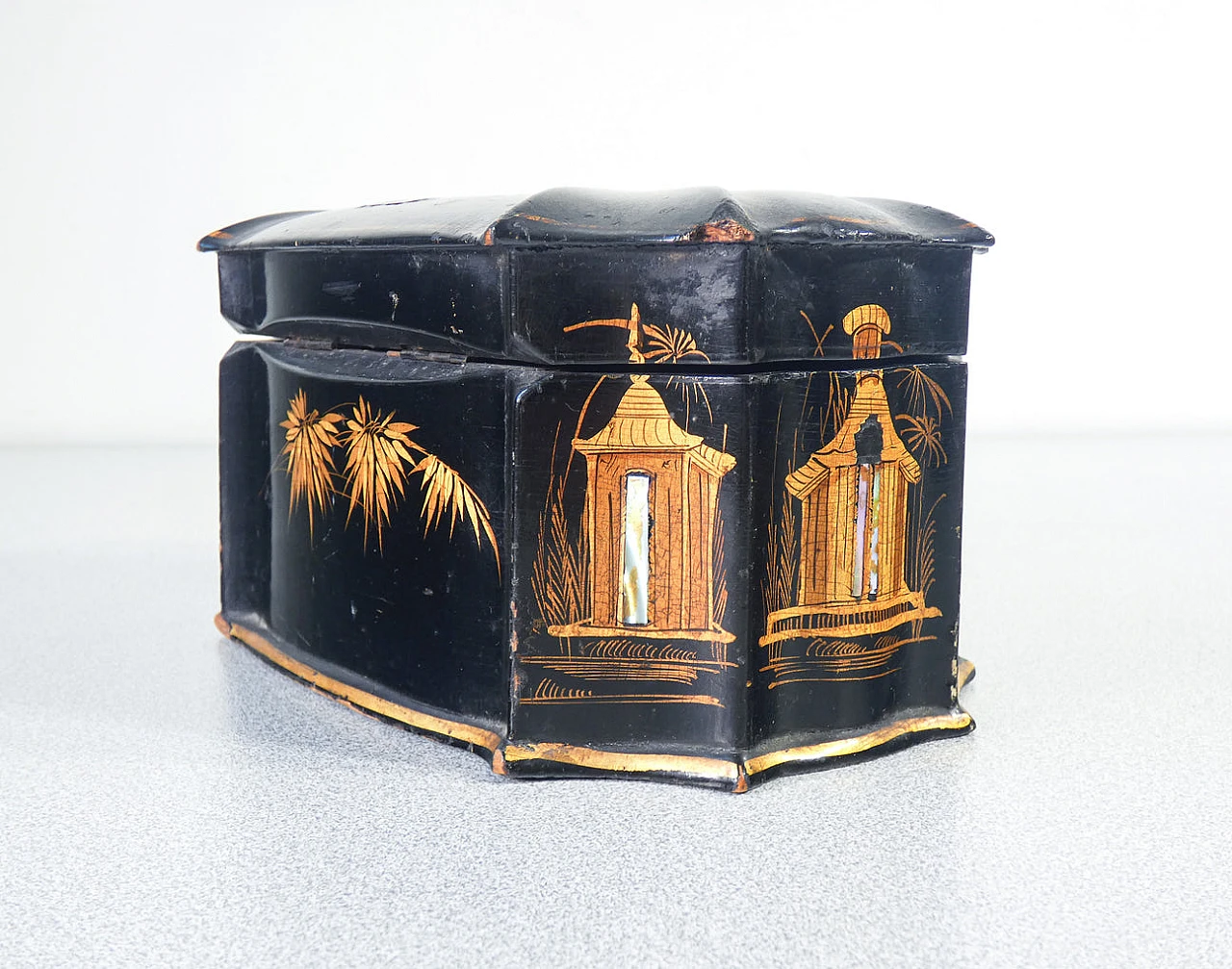 Tea box covered in painted and inlaid leather, late 19th century 15