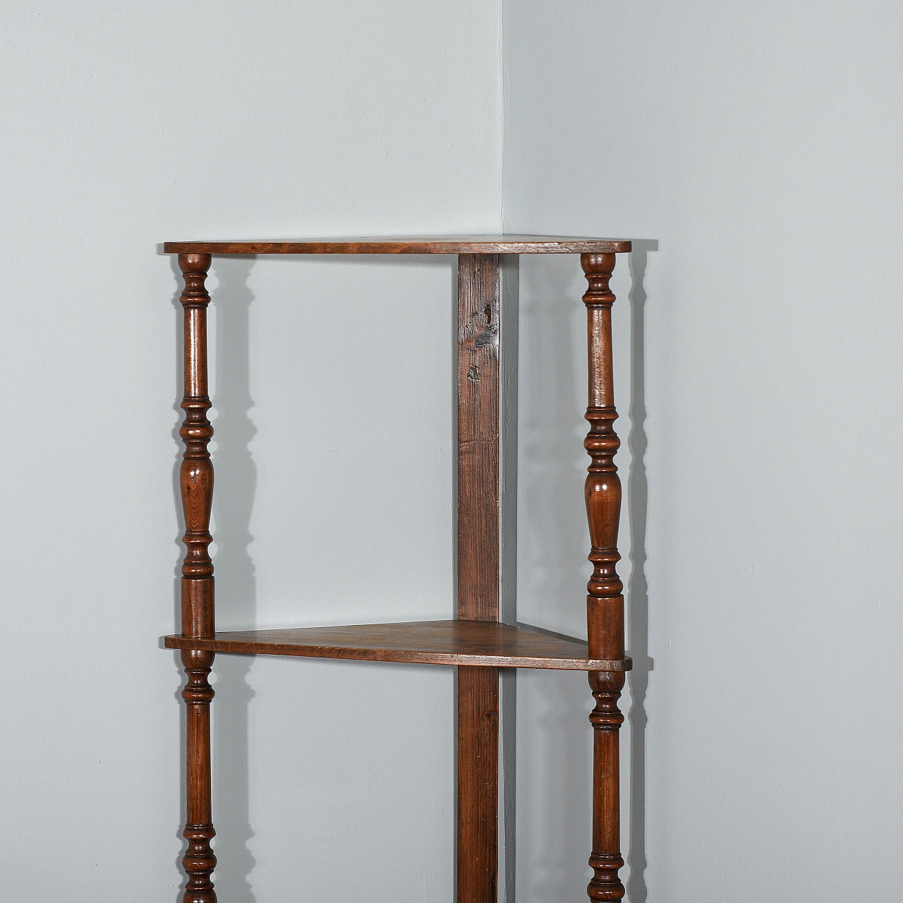 Turned solid spruce corner etagere, late 19th century 3