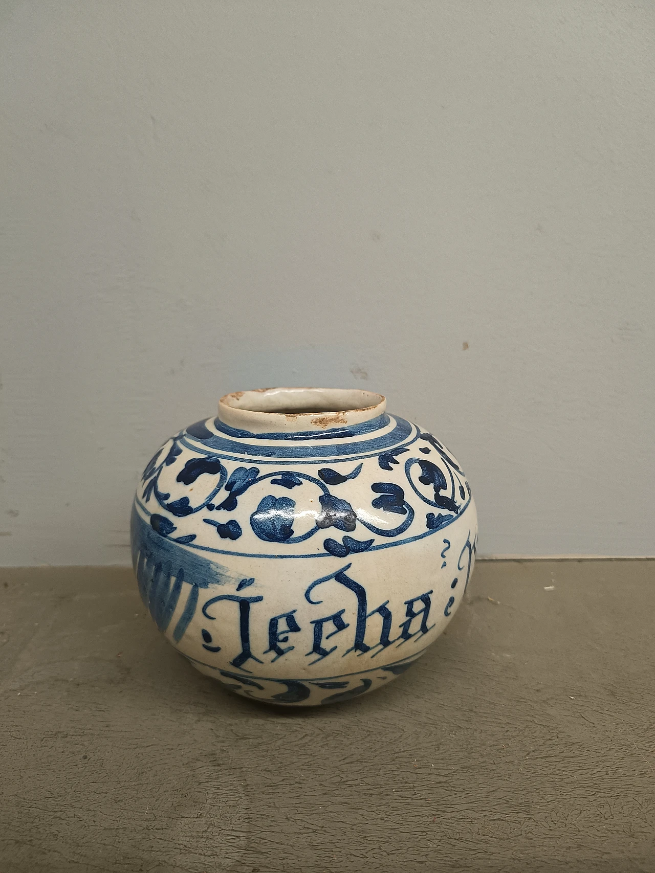 Apothecary majolica jar, 18th century 1