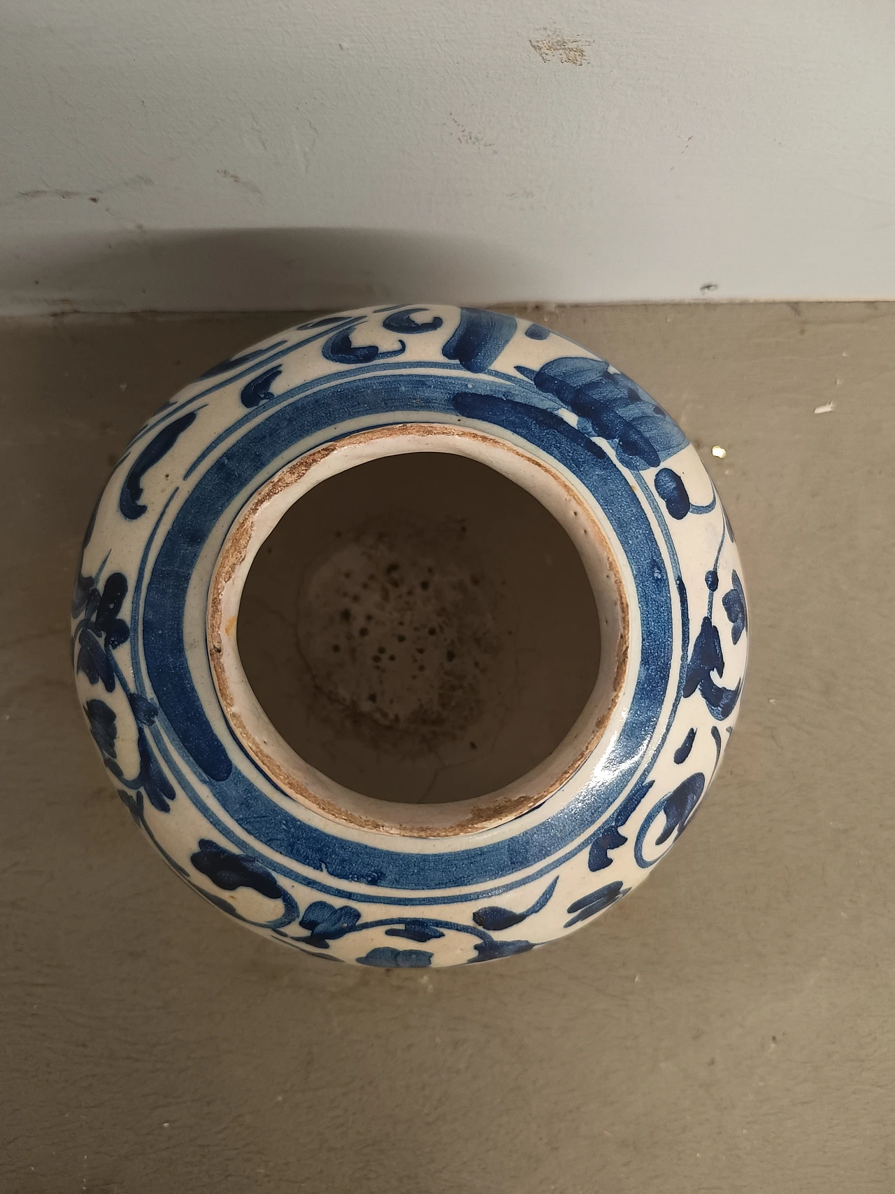 Apothecary majolica jar, 18th century 2