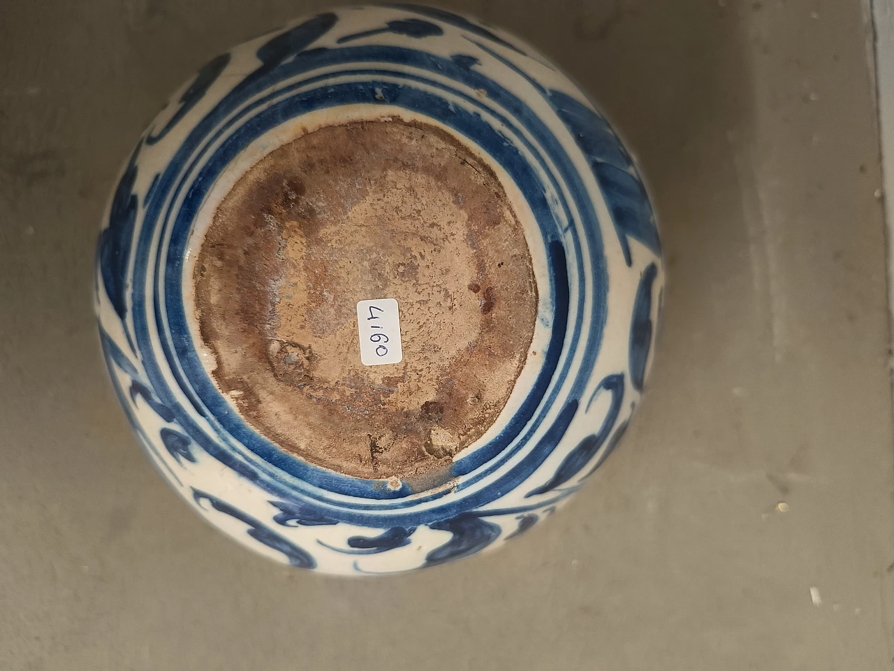 Apothecary majolica jar, 18th century 3