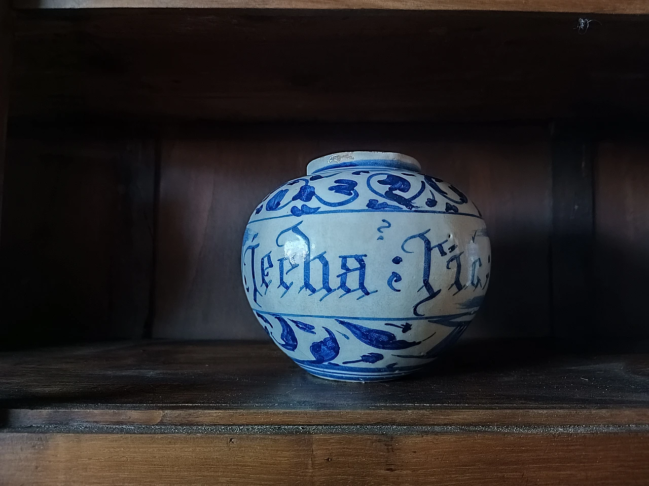 Apothecary majolica jar, 18th century 4