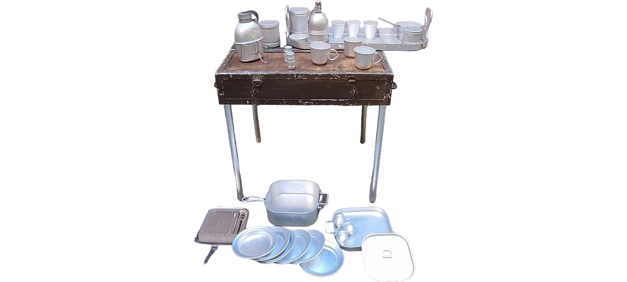 Baule da campo militare con utensili da cucina in alluminio, anni '40 8