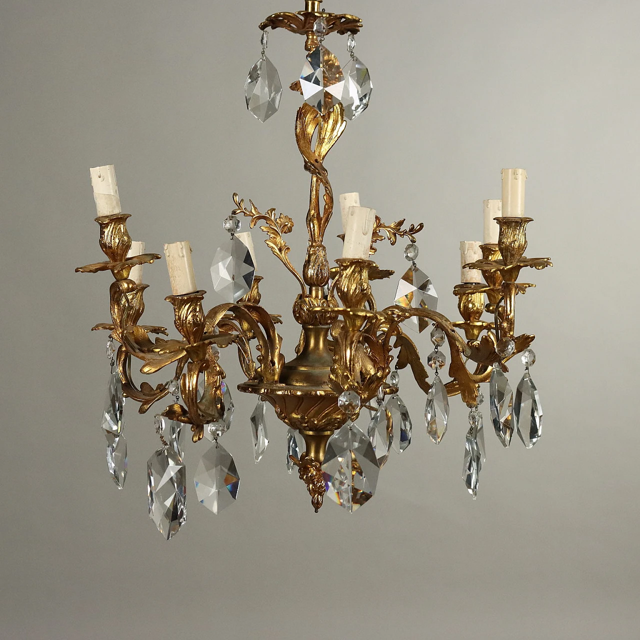 Rococo style 9-light chandelier in gilded bronze and glass 3
