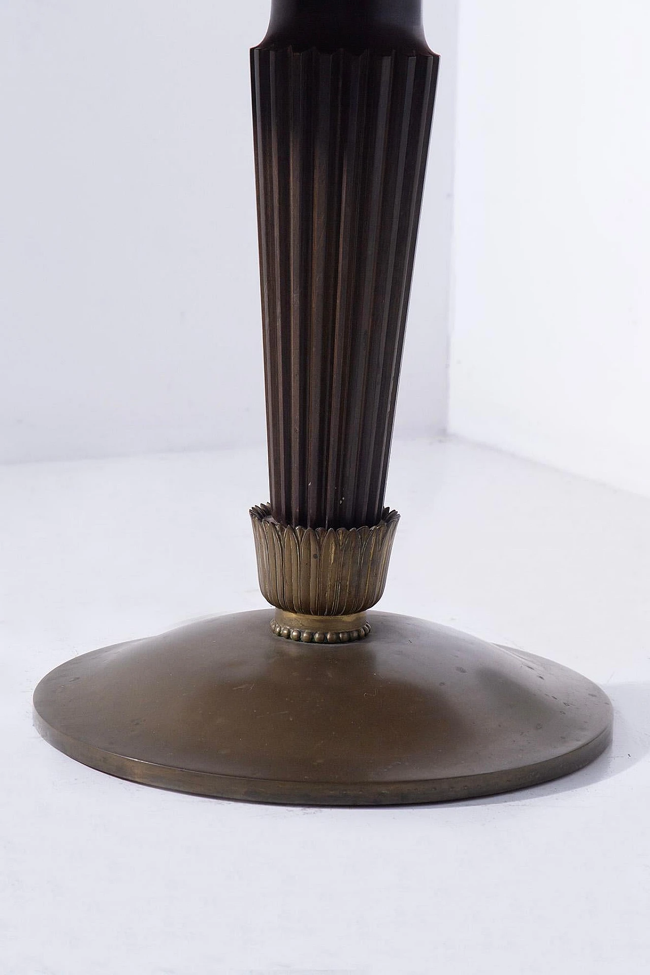 Tavolino rotondo in legno e ottone attribuito a Paolo Buffa, anni '50 2