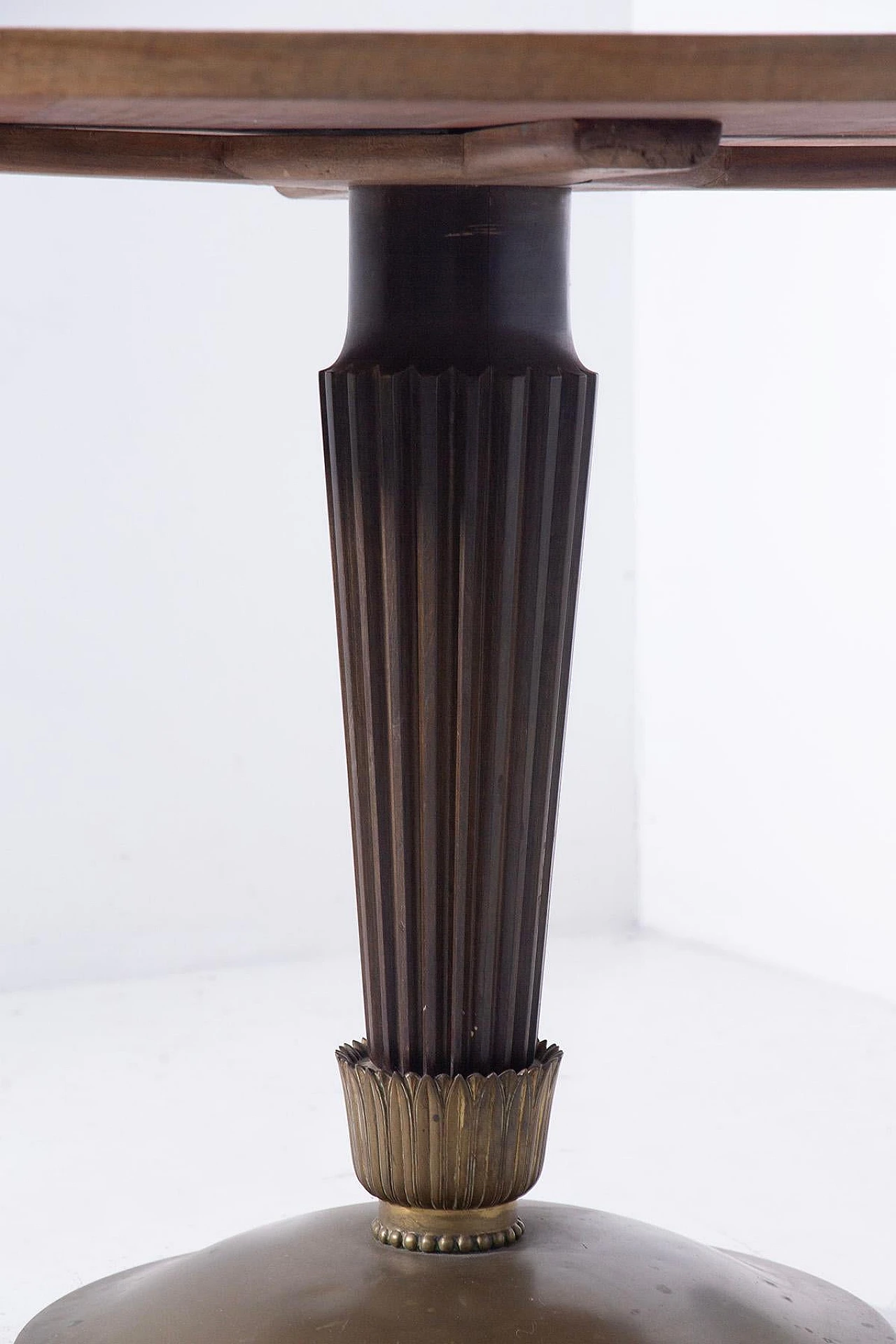 Tavolino rotondo in legno e ottone attribuito a Paolo Buffa, anni '50 3