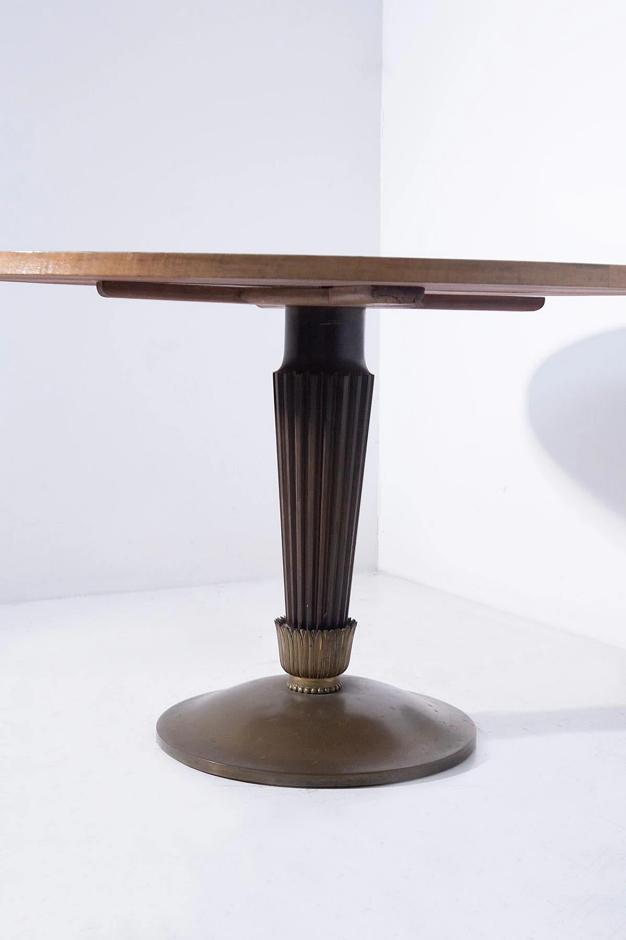 Tavolino rotondo in legno e ottone attribuito a Paolo Buffa, anni '50 4
