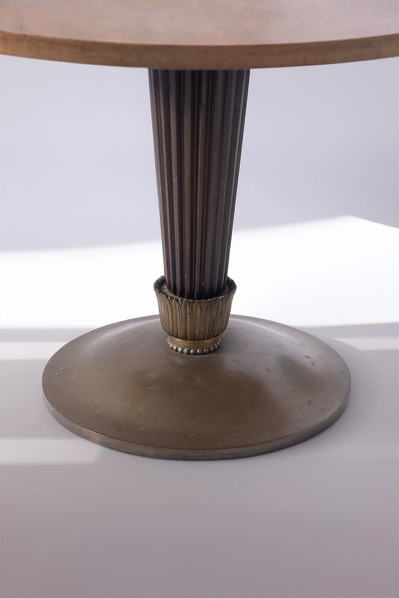 Tavolino rotondo in legno e ottone attribuito a Paolo Buffa, anni '50 5