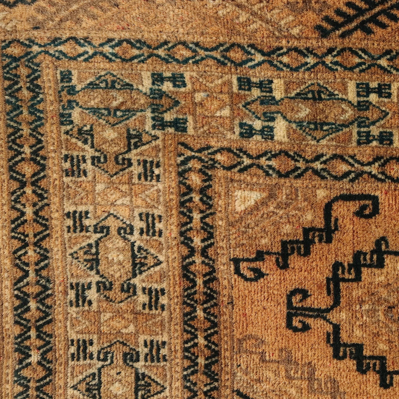 Thin knot Bukhara rug in beige wool 4