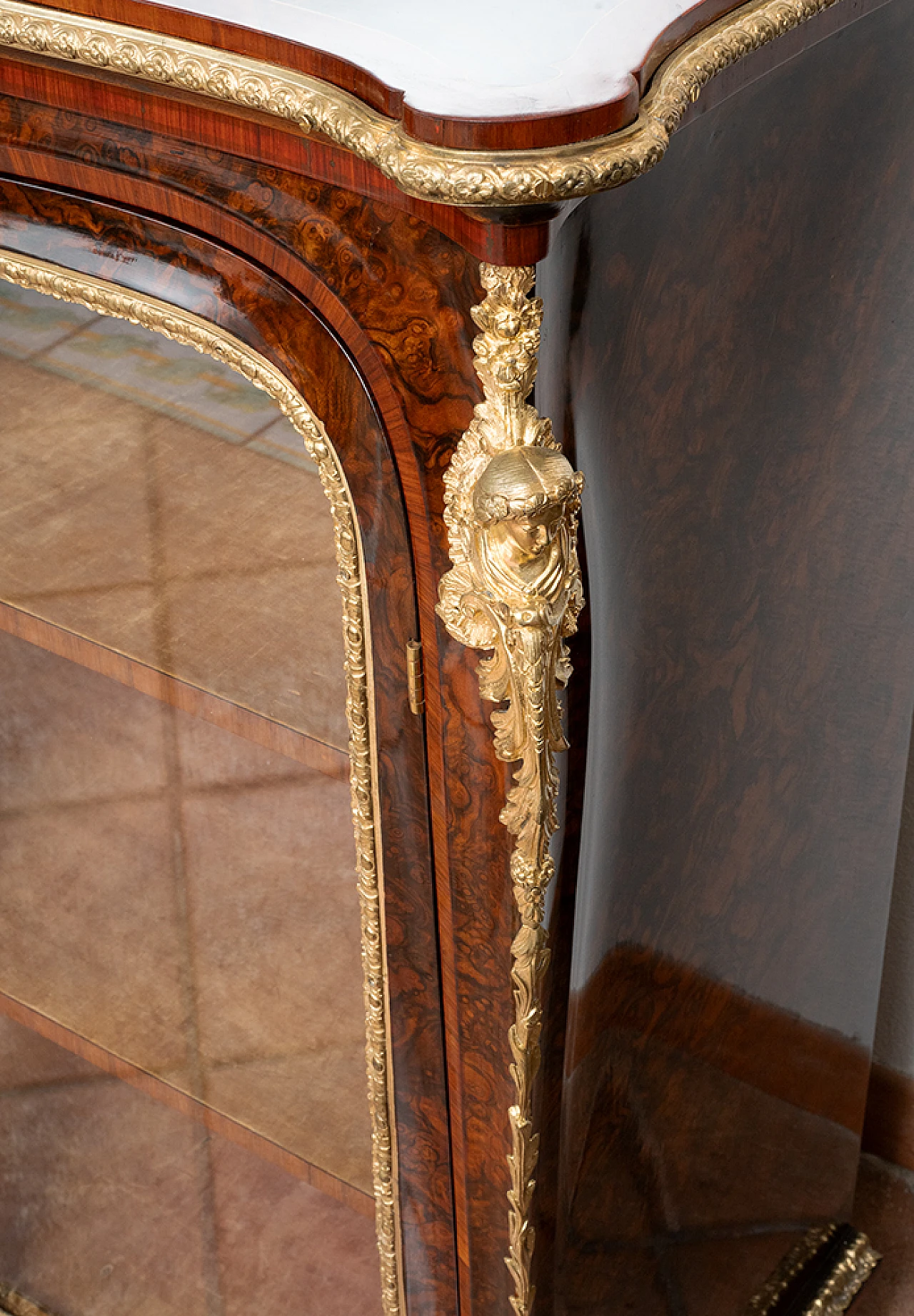 Vetrina Vittoriana in radica di noce con innesti in bronzo, '800 2
