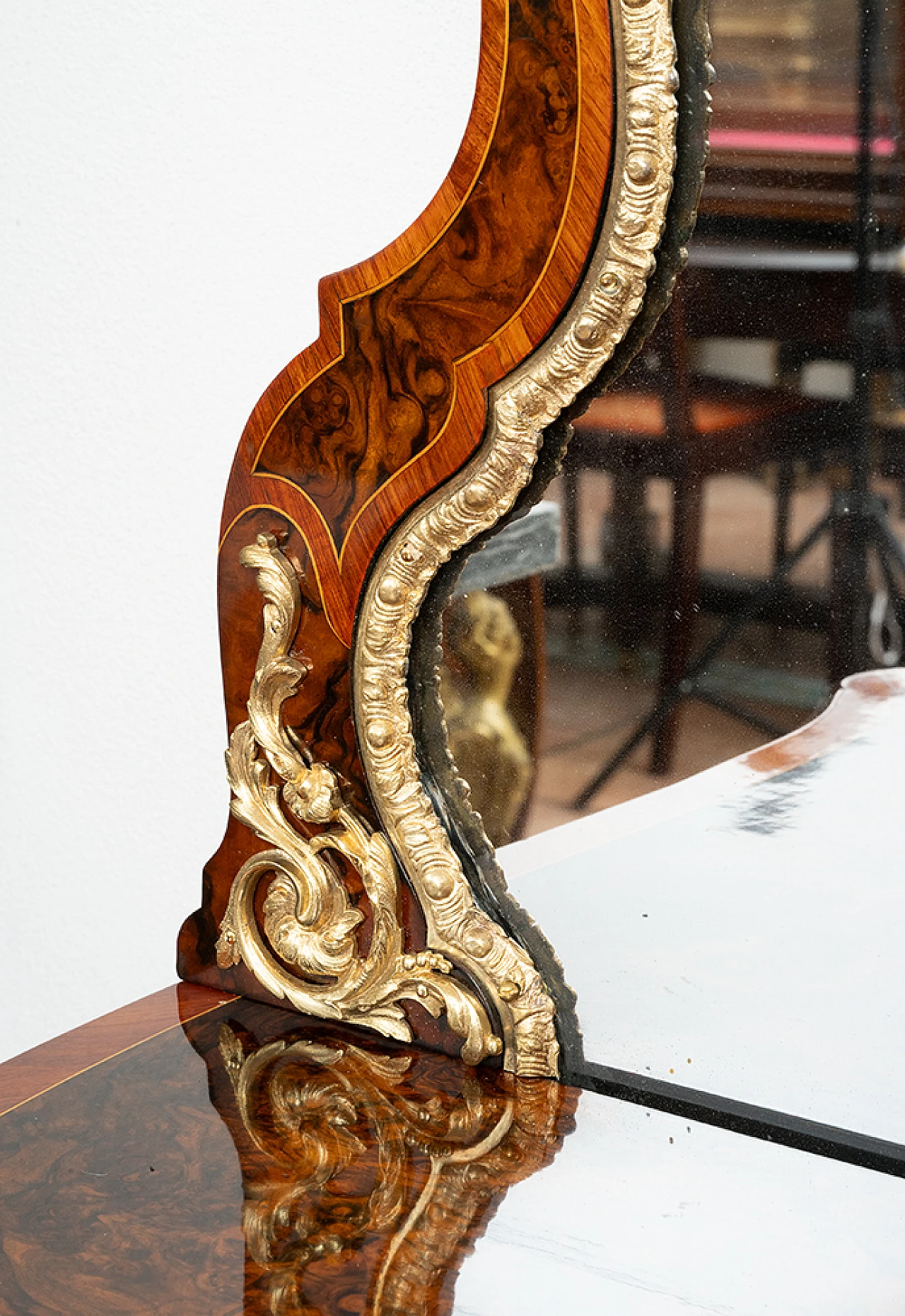 Vetrina Vittoriana in radica di noce con innesti in bronzo, '800 3