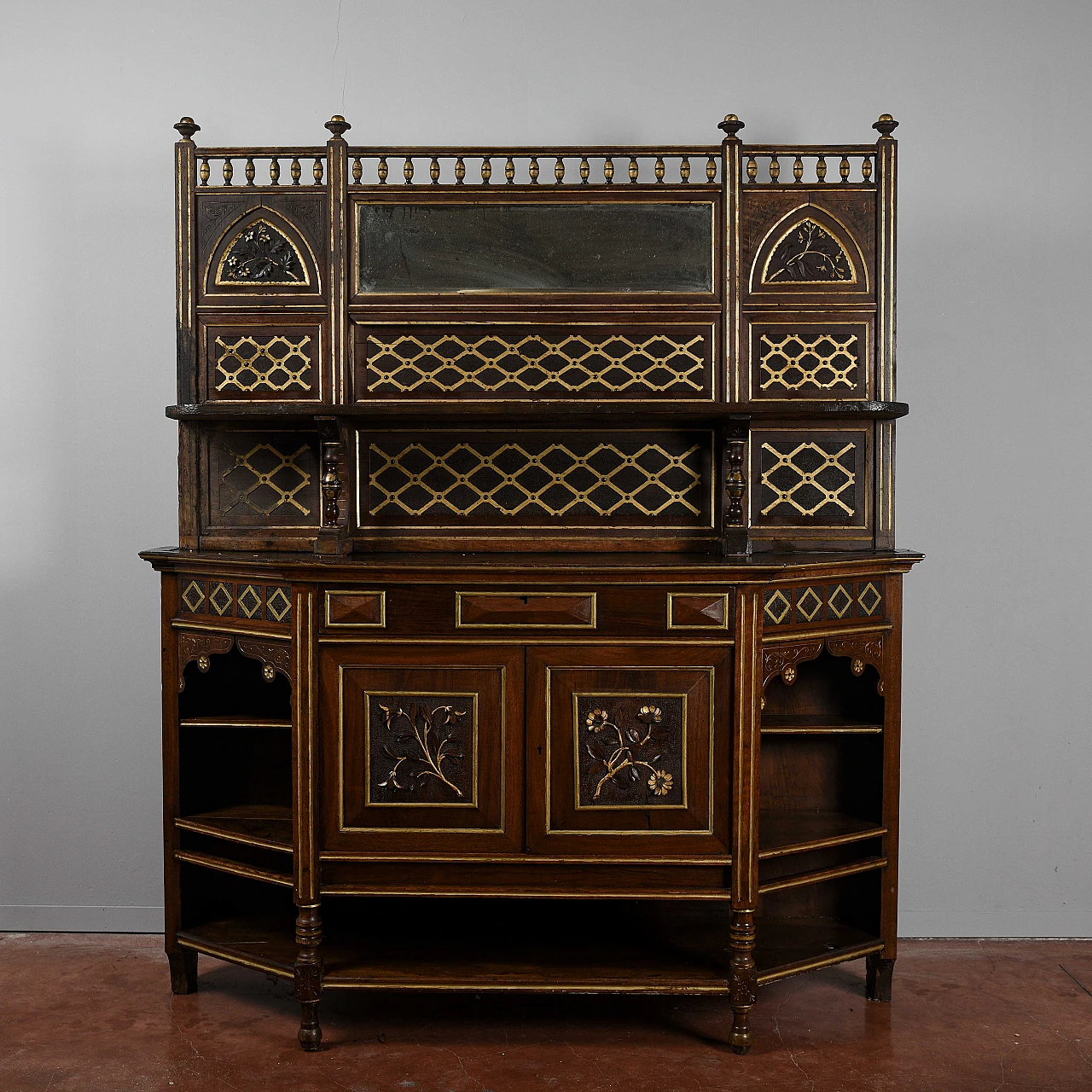 Credenza Liberty impiallicciata in noce con intagli geometrici 1