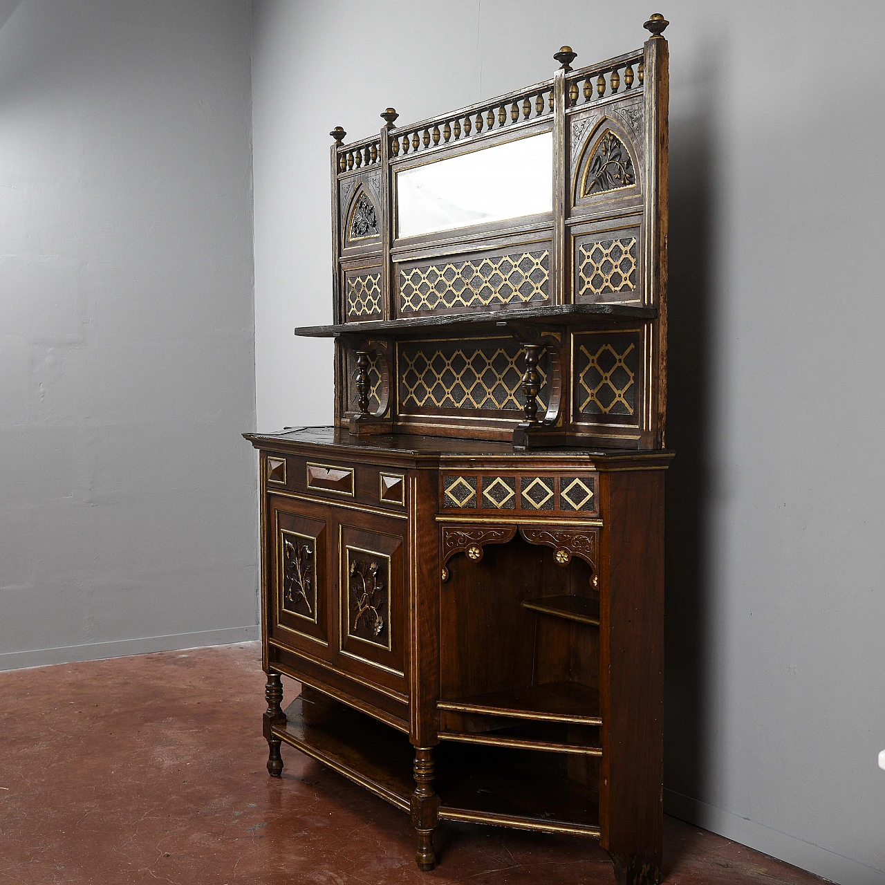 Credenza Liberty impiallicciata in noce con intagli geometrici 2