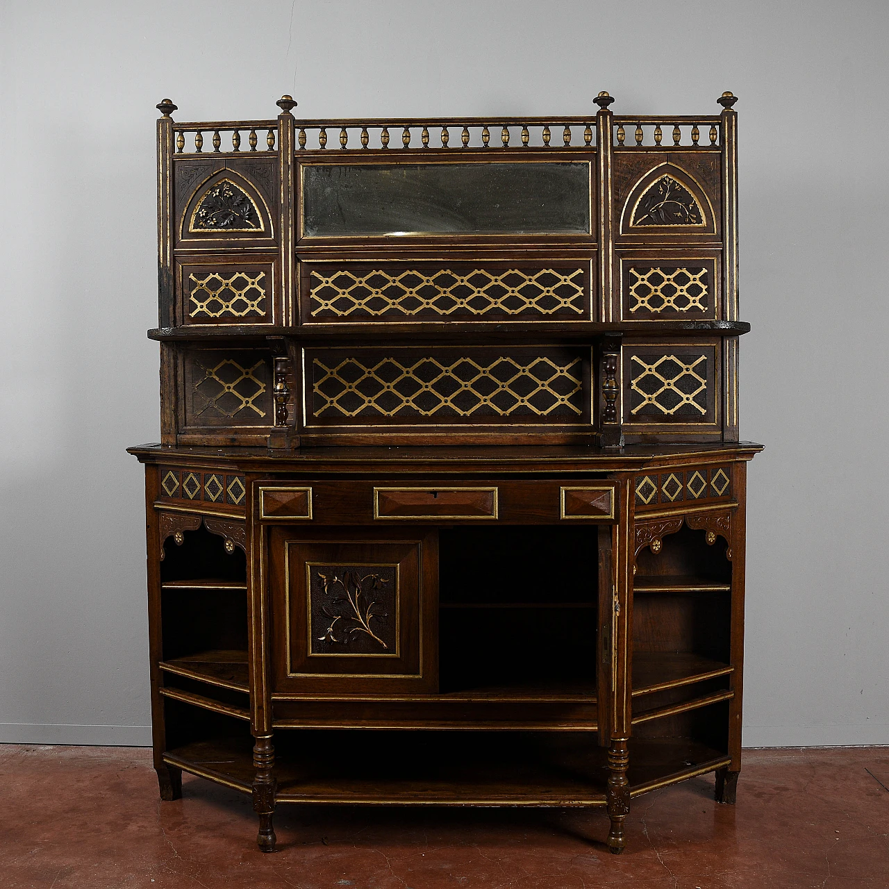 Credenza Liberty impiallicciata in noce con intagli geometrici 3