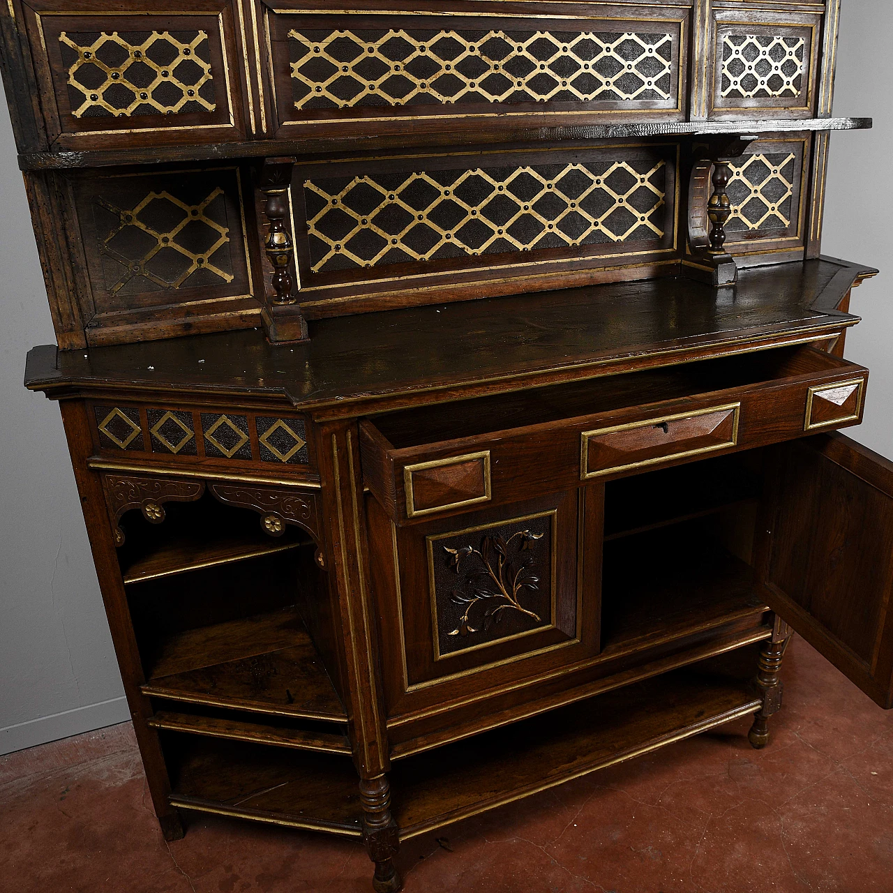 Credenza Liberty impiallicciata in noce con intagli geometrici 4