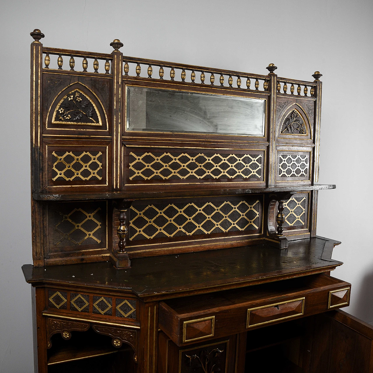 Credenza Liberty impiallicciata in noce con intagli geometrici 5