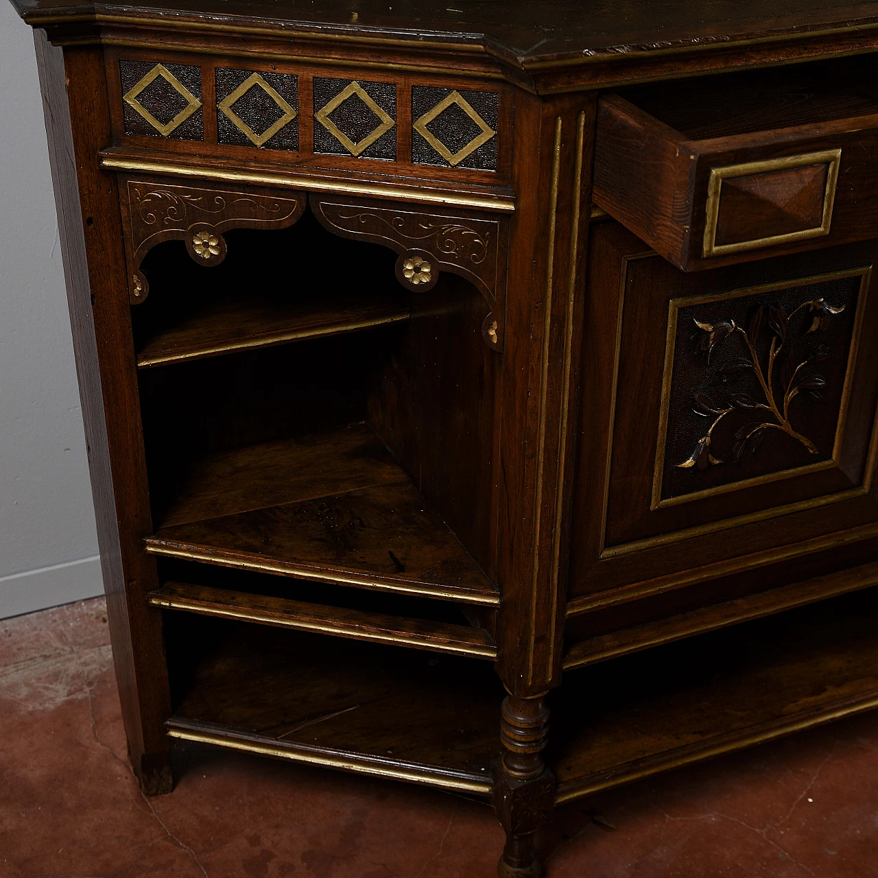 Credenza Liberty impiallicciata in noce con intagli geometrici 6