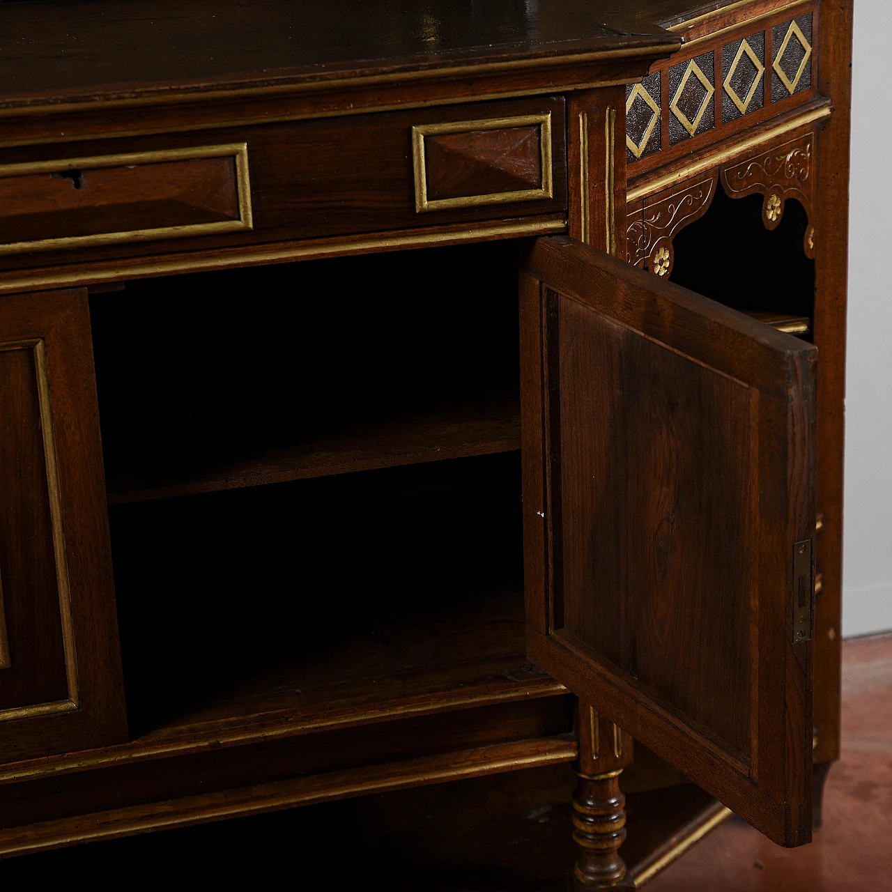 Credenza Liberty impiallicciata in noce con intagli geometrici 7