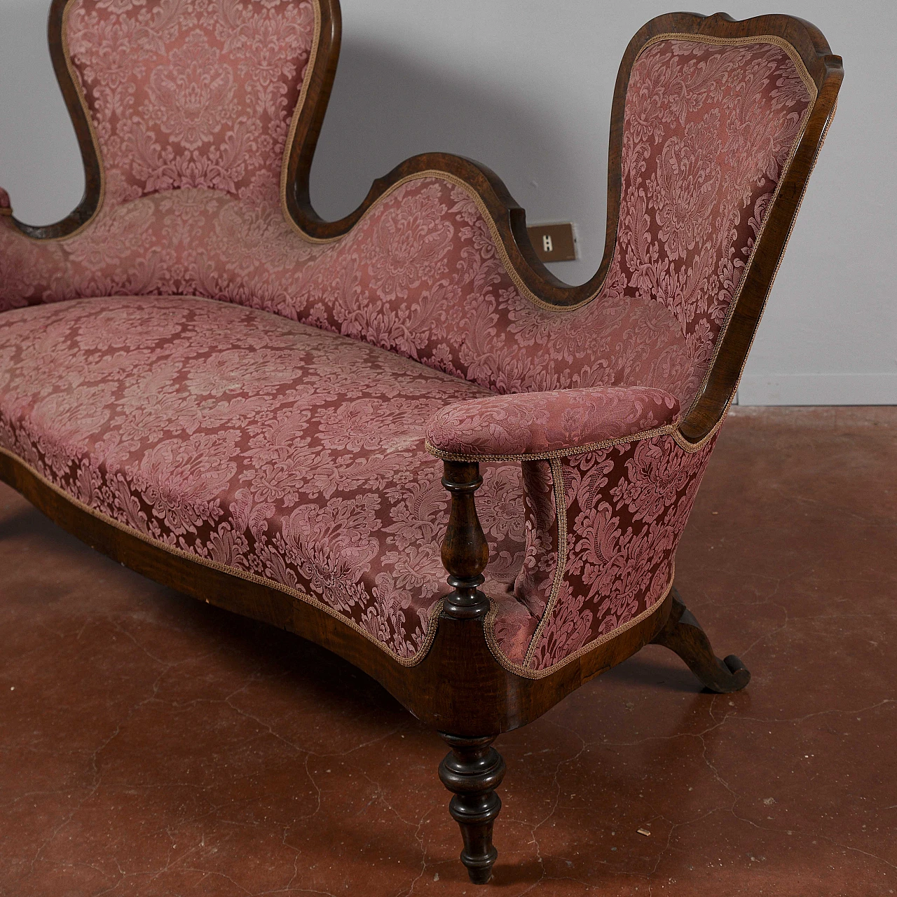 Conversation sofa in walnut and burgundy damask fabric, 19th century 4