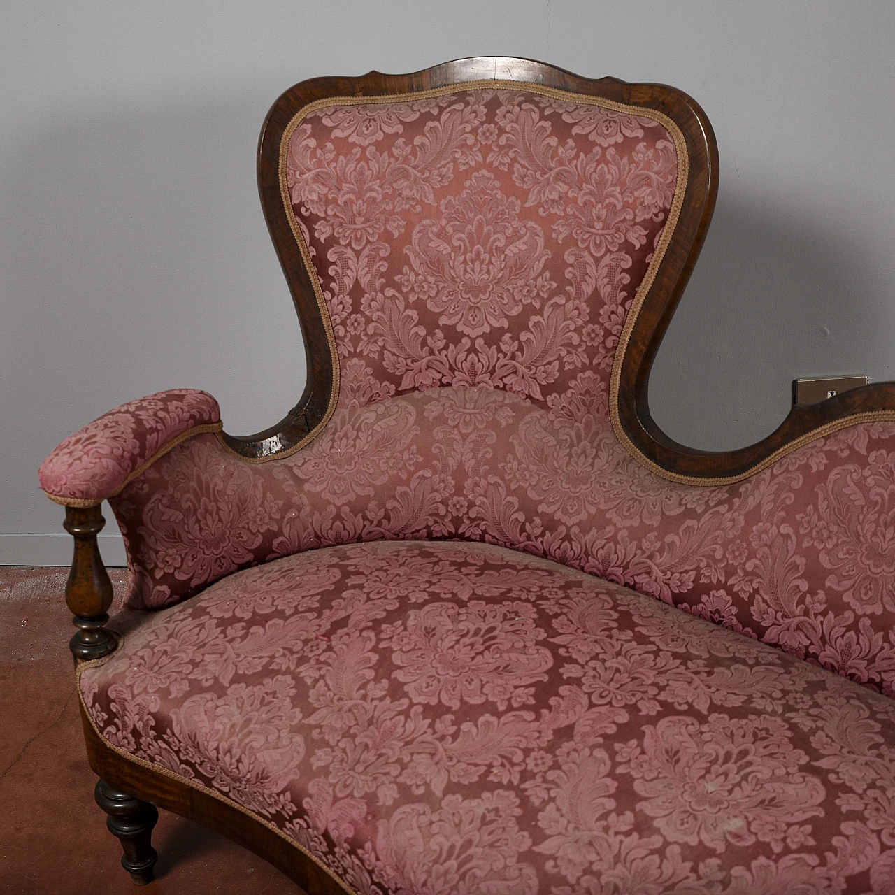 Conversation sofa in walnut and burgundy damask fabric, 19th century 5