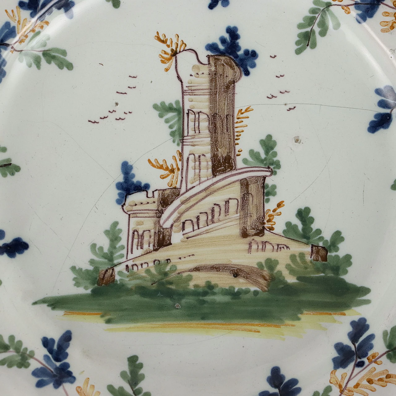 Piatto in maiolica con bordo modanato ed isola con piante, '700 3