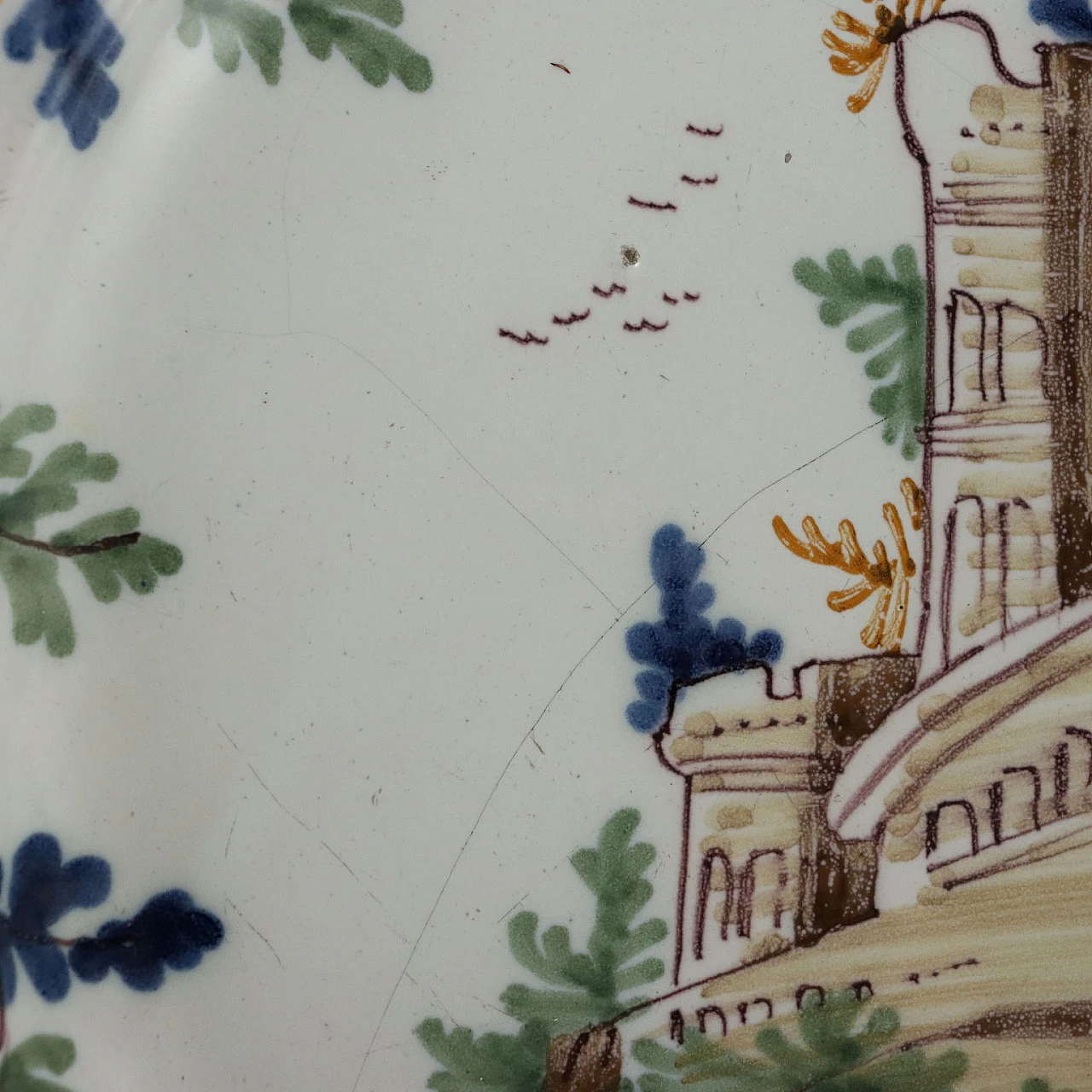 Piatto in maiolica con bordo modanato ed isola con piante, '700 4