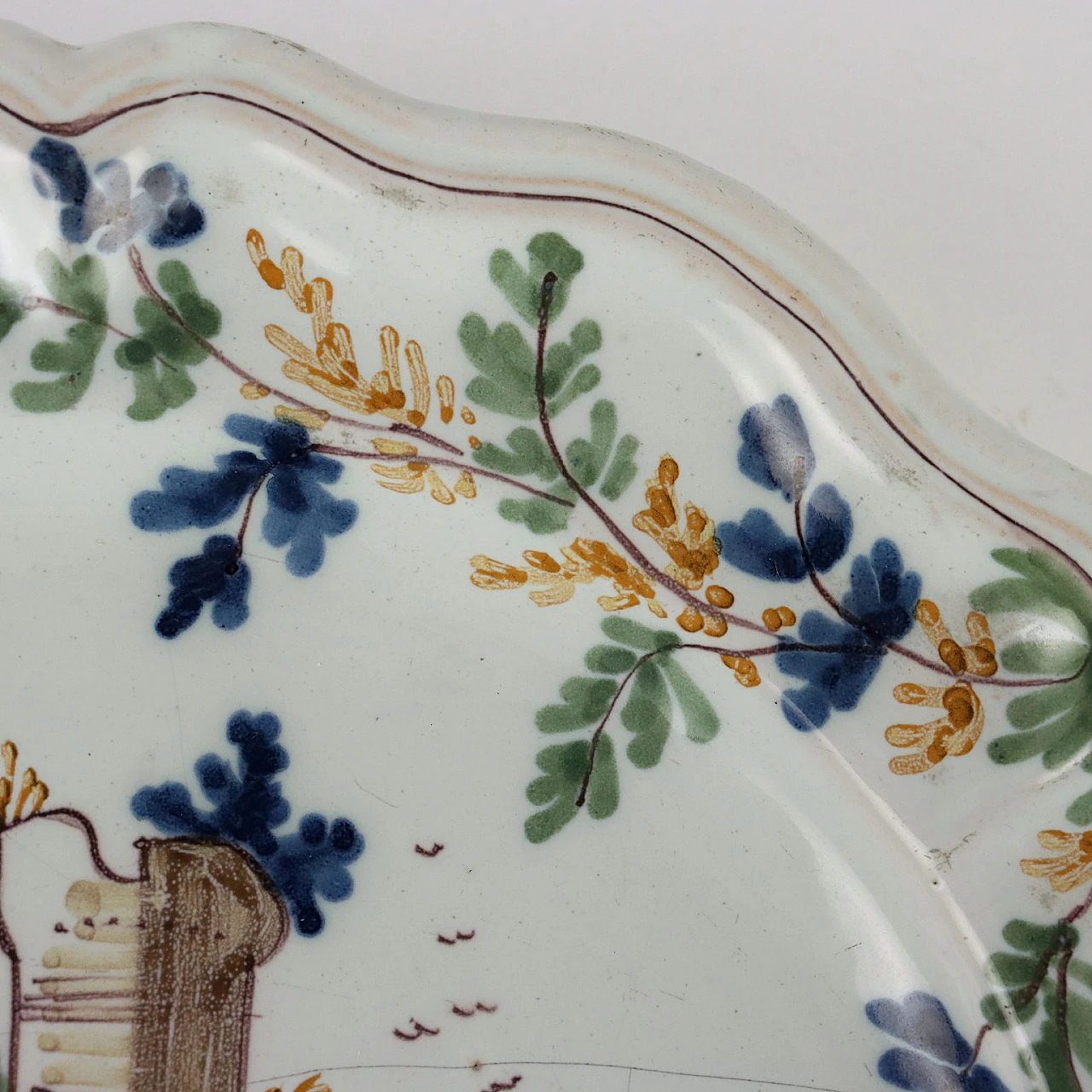 Piatto in maiolica con bordo modanato ed isola con piante, '700 6