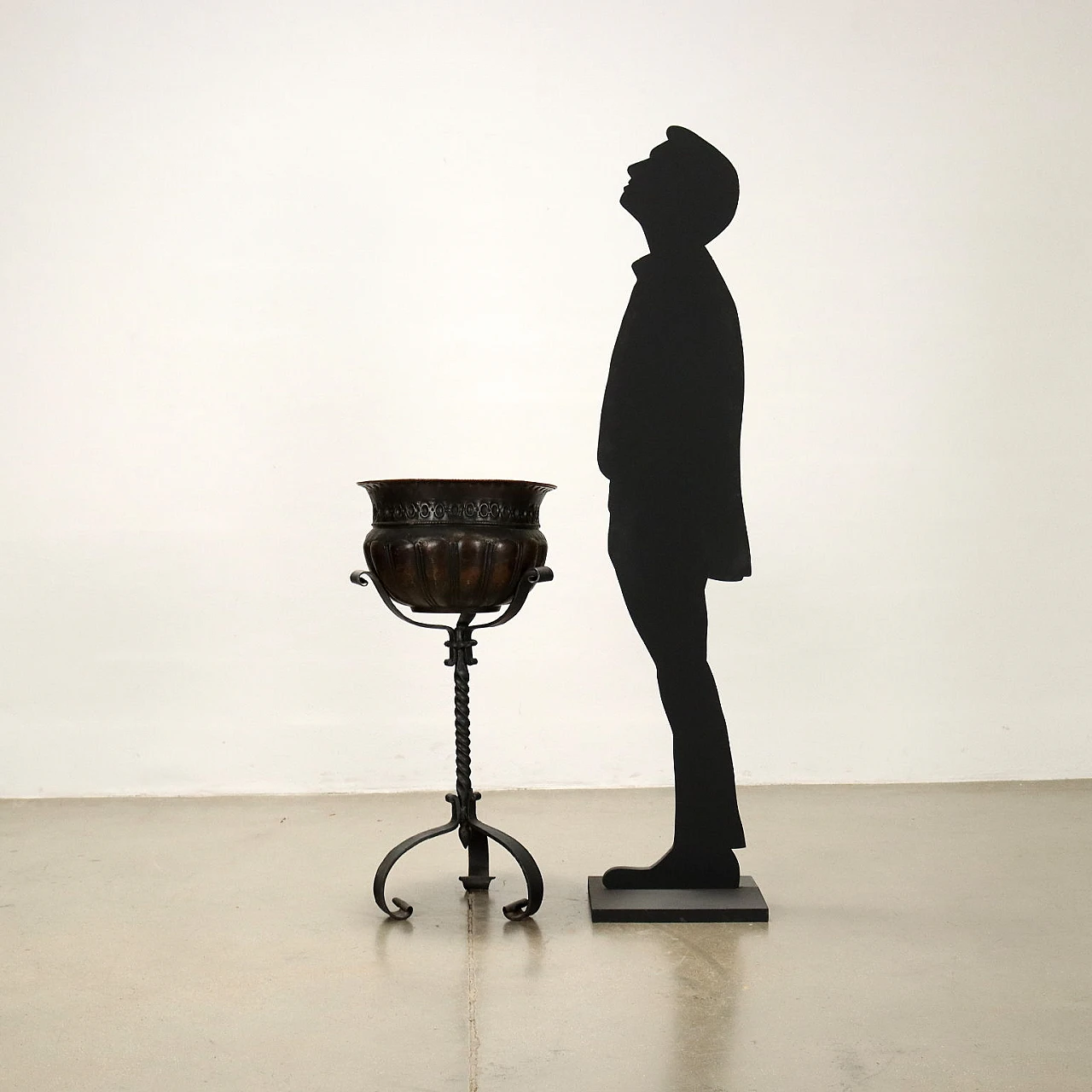 Wrought iron planter with three curled feet, late 19th century 2