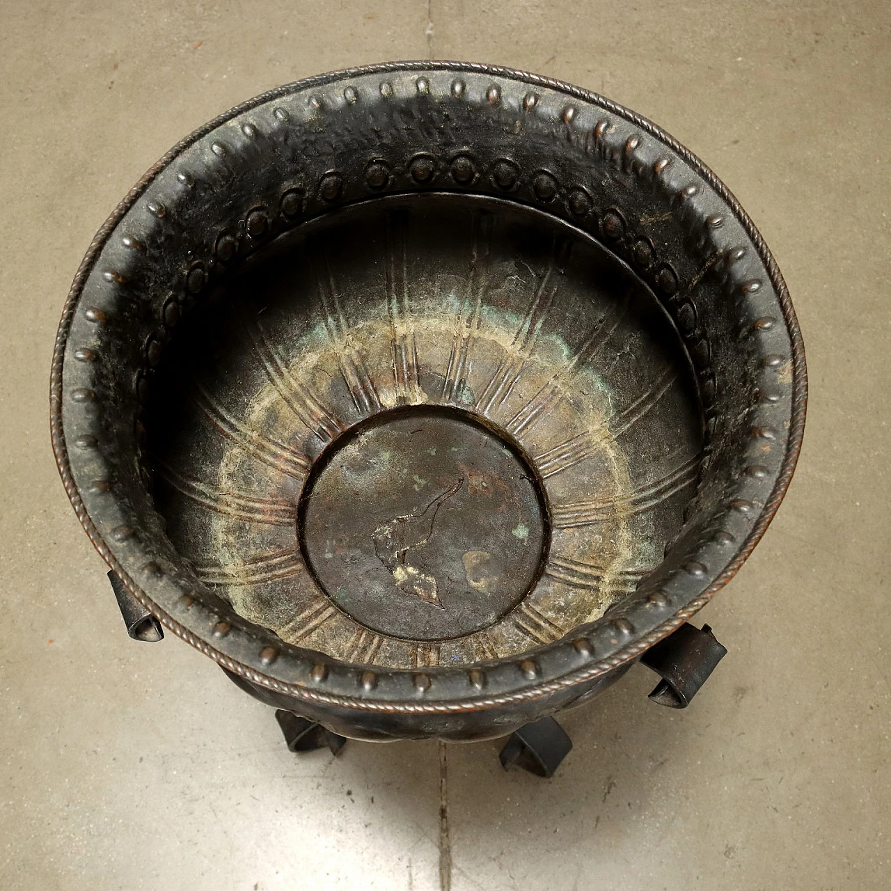 Wrought iron planter with three curled feet, late 19th century 3