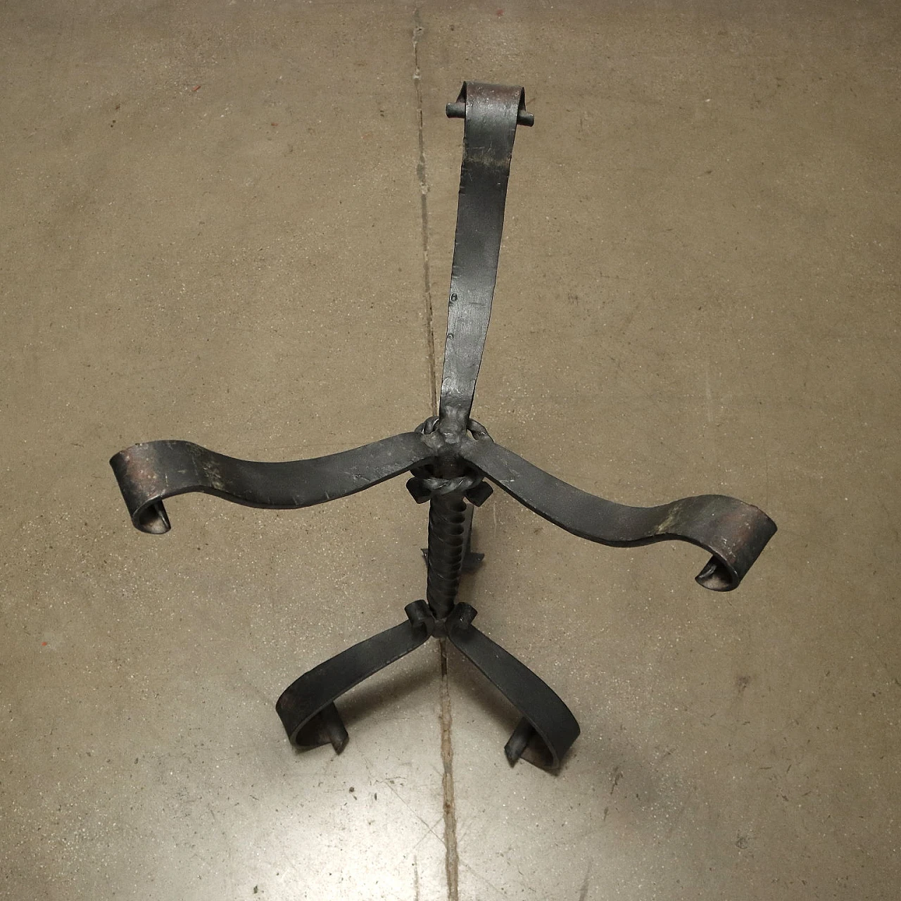 Wrought iron planter with three curled feet, late 19th century 6