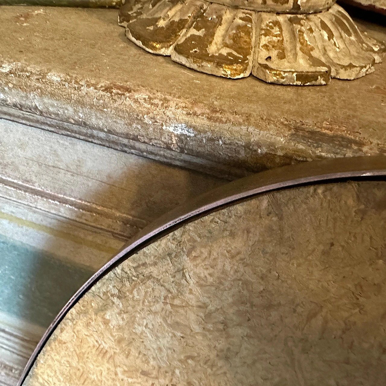 Oval wall mirror with brass frame in the style of Gio Ponti, 1950s 4