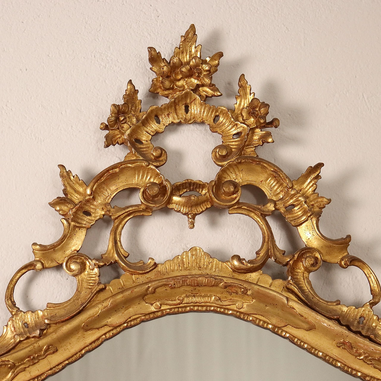 Specchio stile Barocchetto in legno dorato e intagliato 3