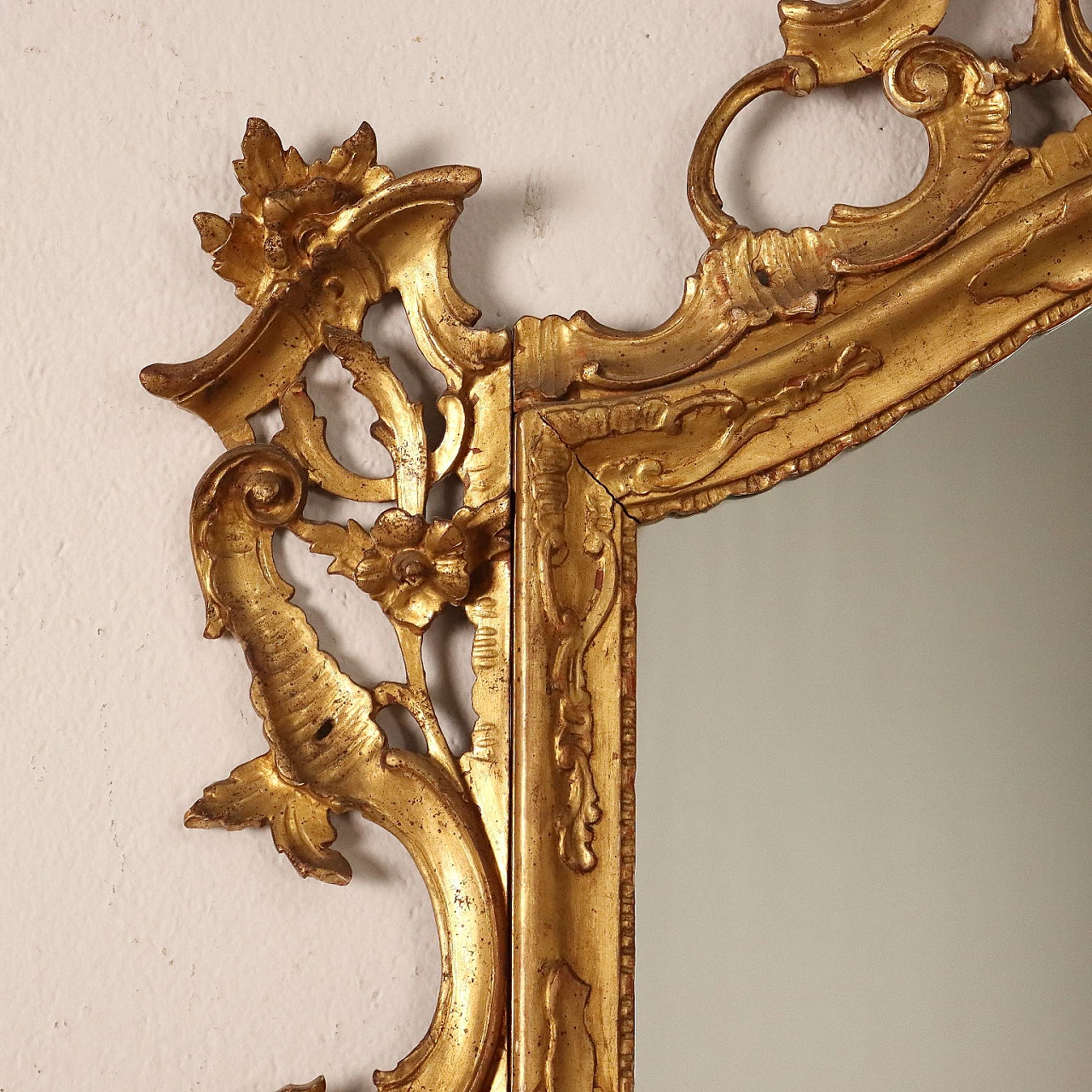 Specchio stile Barocchetto in legno dorato e intagliato 4