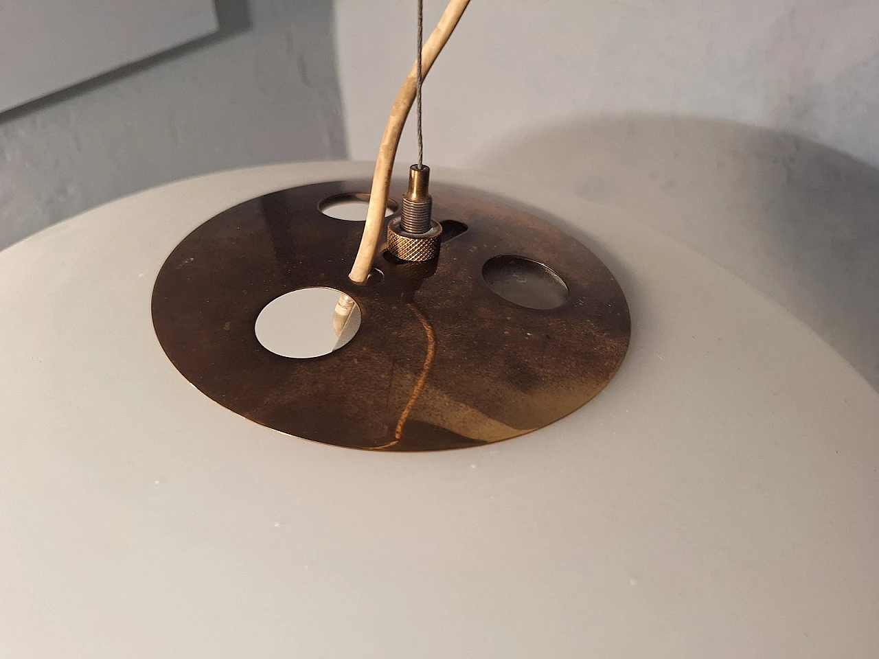 Lampadario Ufo in vetro opalino di Stilnovo, anni '60 4