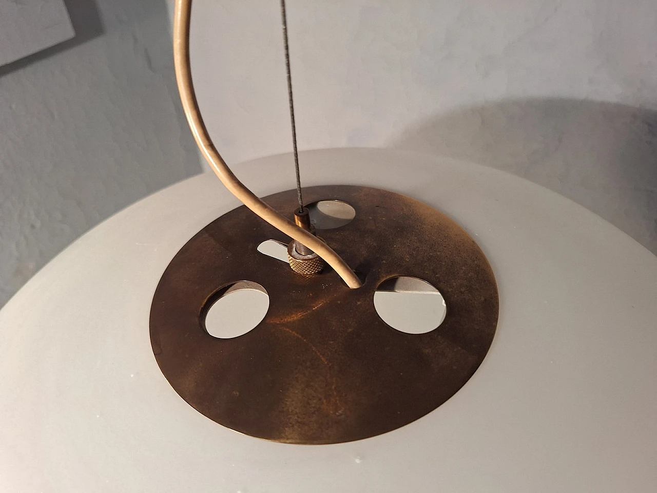 Lampadario Ufo in vetro opalino di Stilnovo, anni '60 7