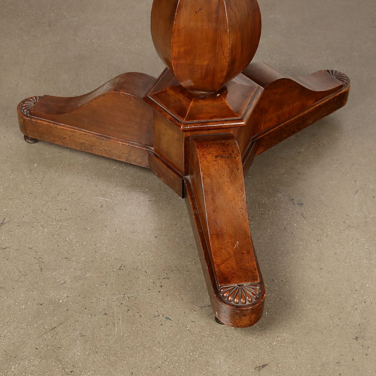 Rounded table in walnut with marble top and wheels, 19th century 6