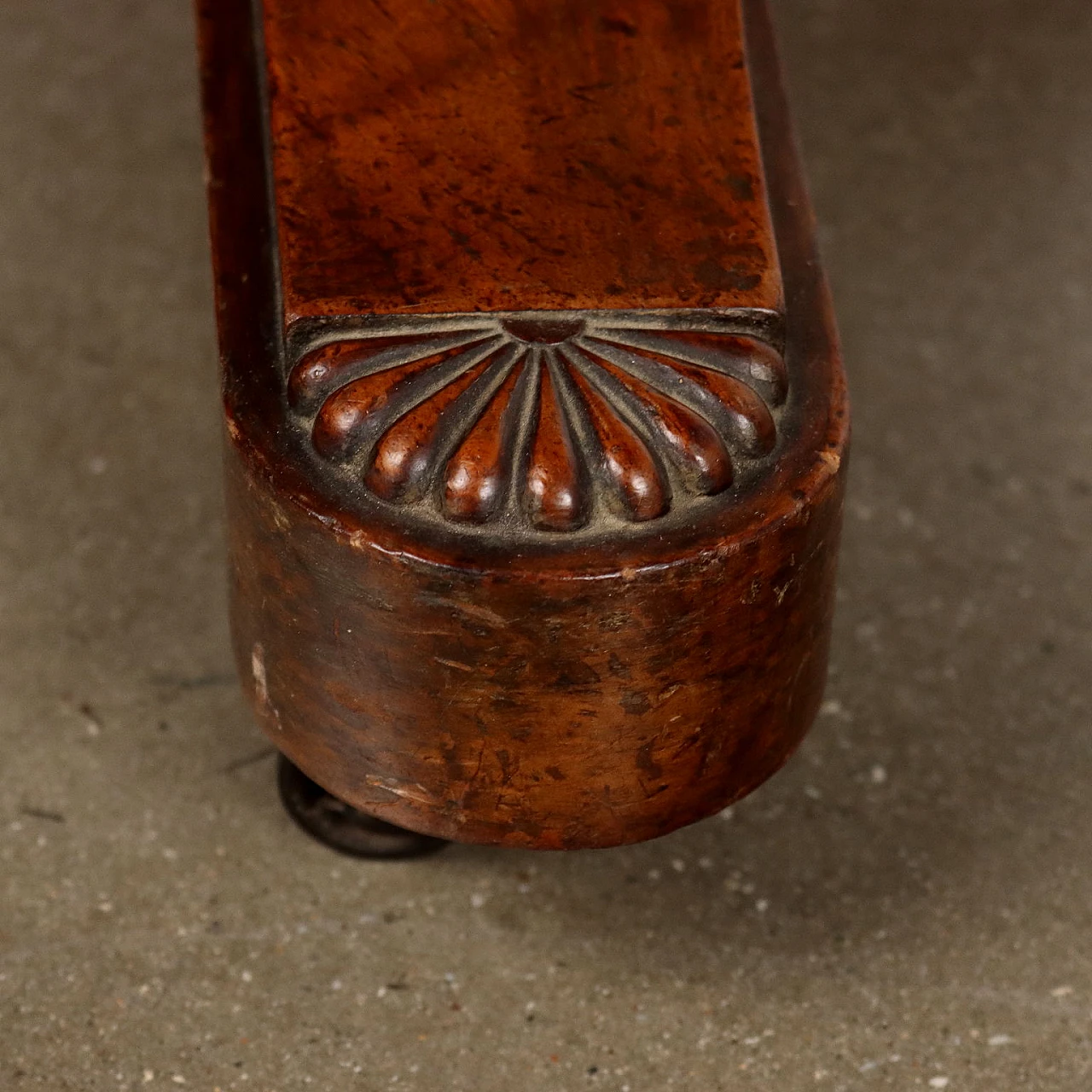 Rounded table in walnut with marble top and wheels, 19th century 7