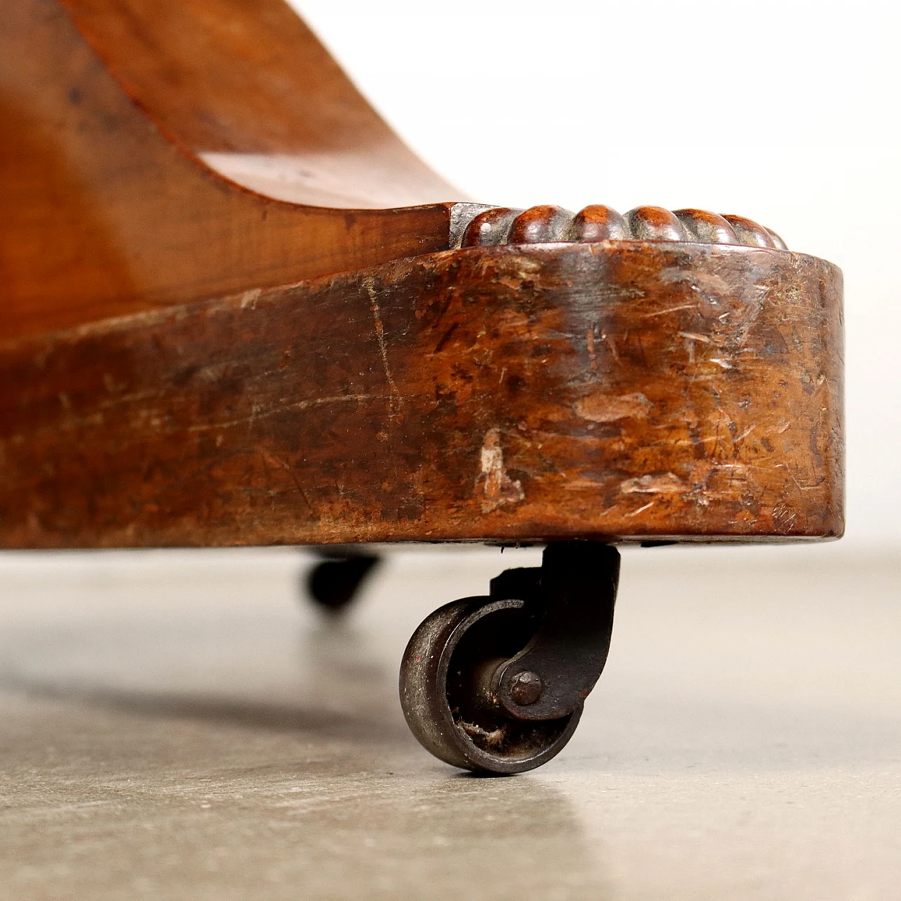 Rounded table in walnut with marble top and wheels, 19th century 8