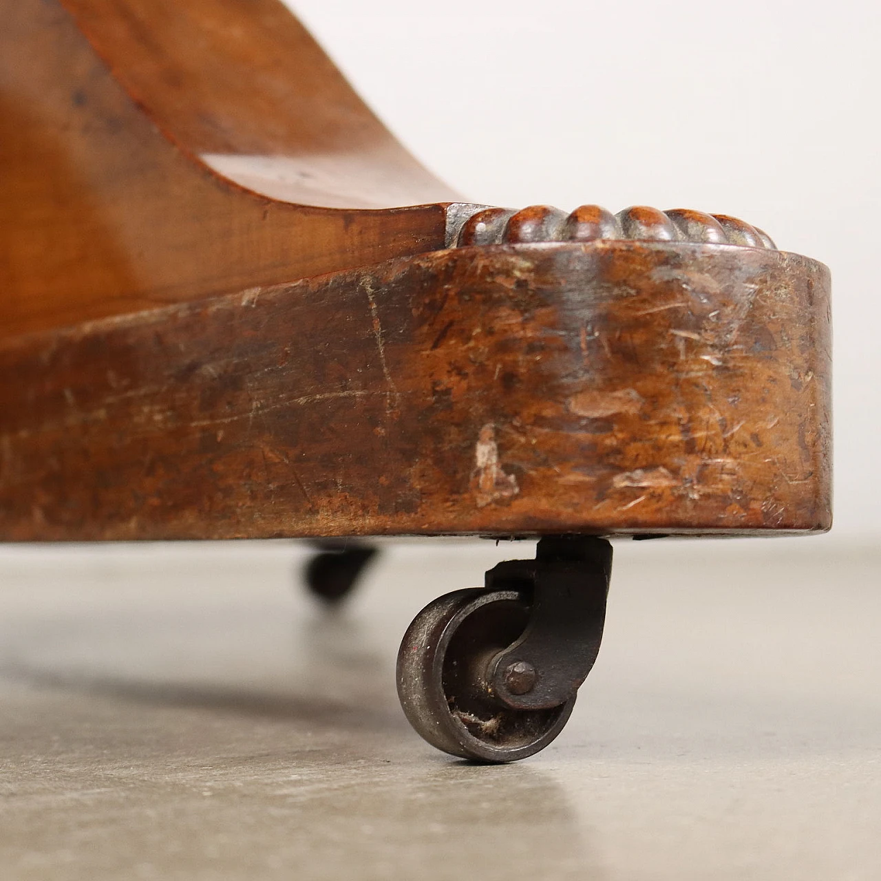 Rounded table in walnut with marble top and wheels, 19th century 9